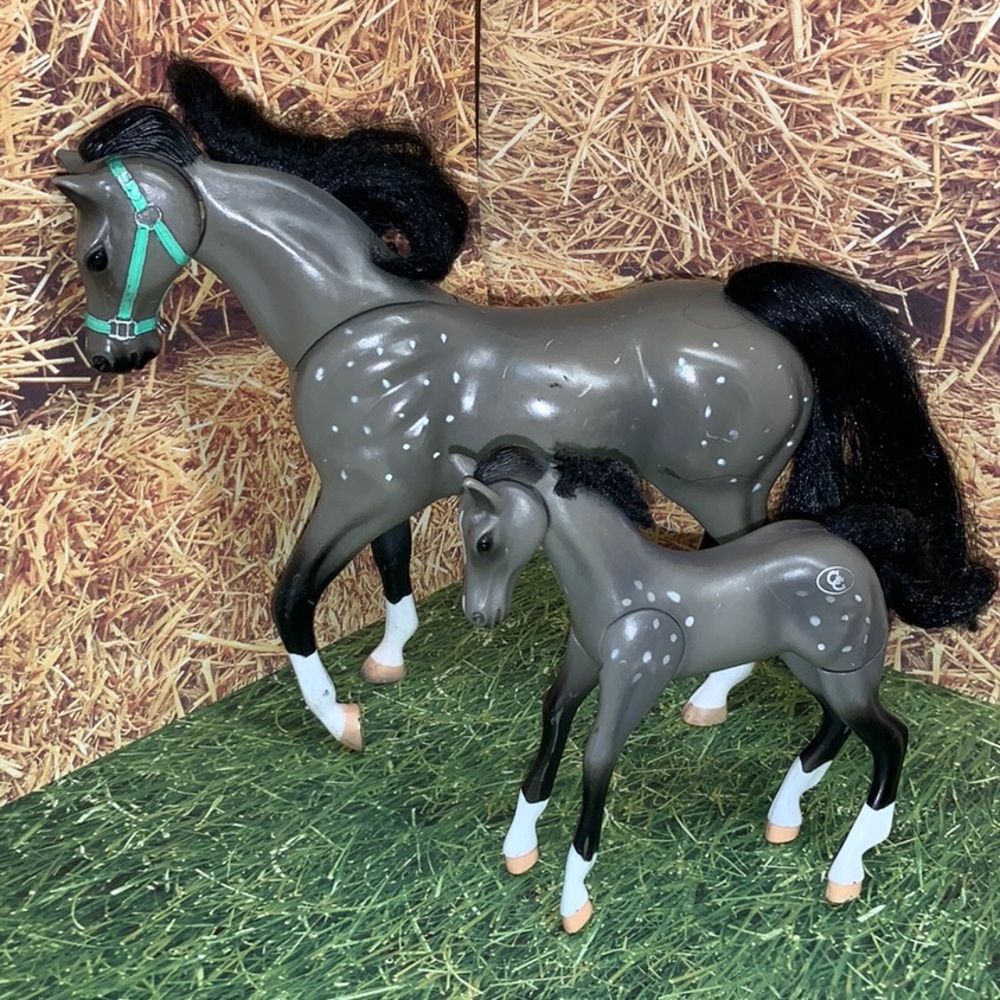 Grand Champions Feed and Nuzzle Toy Horse Mare, Foal Set and Accessories - Picture 6 of 12